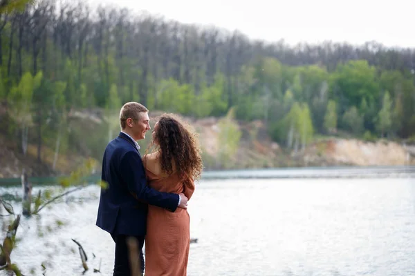 Una Joven Pareja Cogida Mano Puente Madera Medio Lago Azul — Foto de Stock