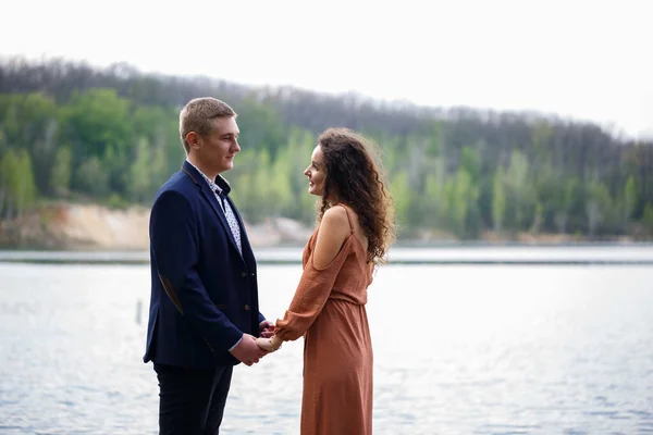 Young Couple Holding Hands Wooden Bridge Middle Blue Lake Masonry — Stock Photo, Image