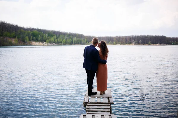 Ett Ungt Par Som Håller Hand Träbro Mitt Blå Sjö — Stockfoto