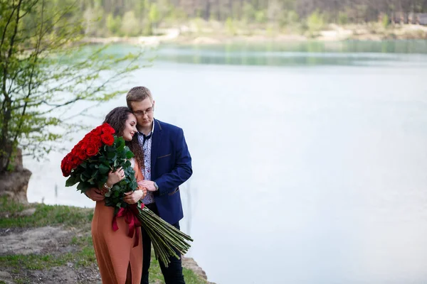 Encuentro Romántico Los Jóvenes Una Joven Aceptó Casarse Con Hombre — Foto de Stock