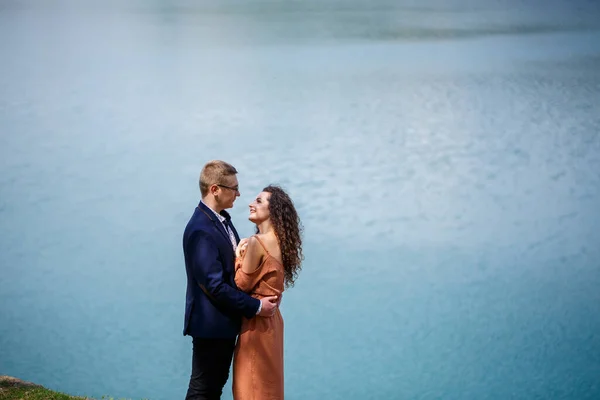 Gli Sposi Allegri Tengono Mano Ridono Sullo Sfondo Lago Prato — Foto Stock
