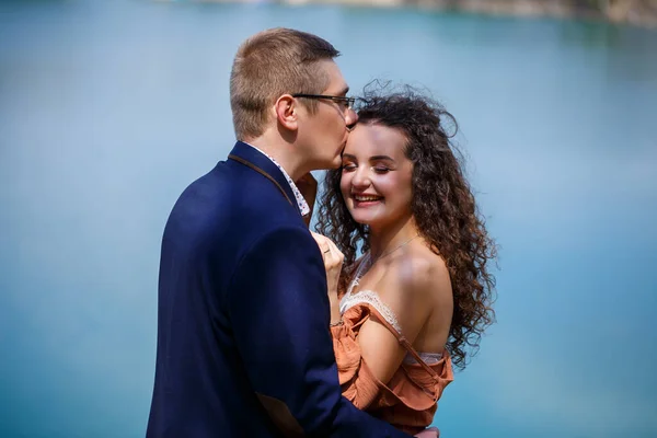 Gli Sposi Allegri Tengono Mano Ridono Sullo Sfondo Lago Prato — Foto Stock