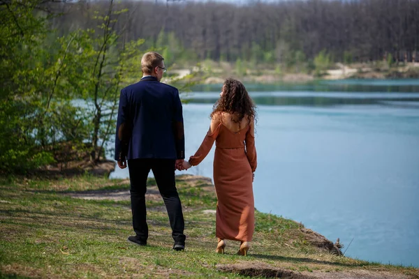 Heureux Jeunes Mariés Vont Tenir Main Rire Sur Fond Lac — Photo