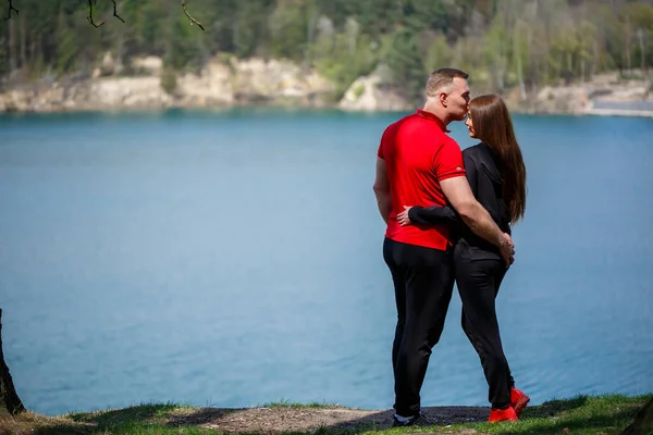 Chica Chico Feliz Joven Tomados Mano Riendo Fondo Lago Prado — Foto de Stock