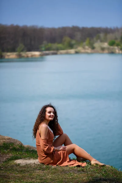 Une Jeune Femme Aux Cheveux Bouclés Avec Sourire Sur Visage — Photo