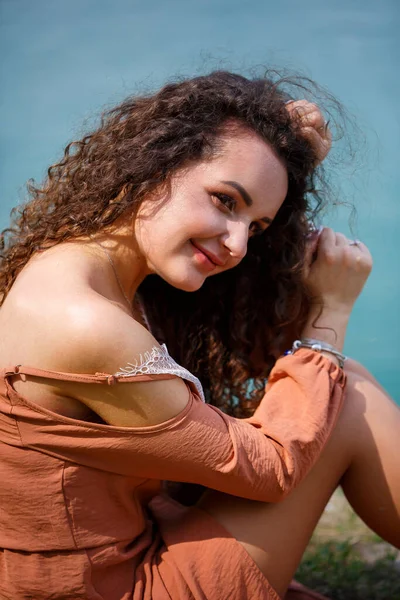 Beautiful Girl European Appearance Curly Hair Smile Her Face Sits — Stock Photo, Image