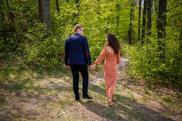 Beau Couple Dans Les Bois Fille Avec Une Coupe Cheveux — Photo