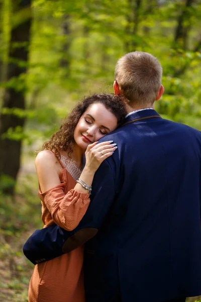 Hermosa Pareja Bosque Chica Con Corte Pelo Elegante Abraza Hombre —  Fotos de Stock