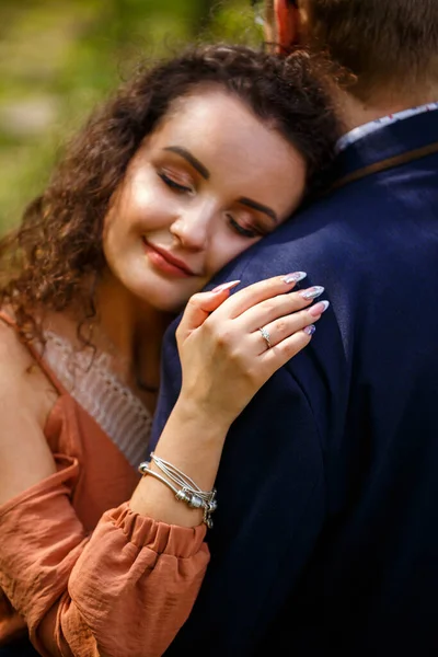 Hermosa Pareja Bosque Chica Con Corte Pelo Elegante Abraza Hombre —  Fotos de Stock