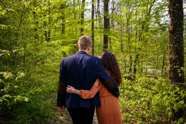 Paseo Romántico Una Pareja Joven Bosque Verde Clima Cálido Primavera —  Fotos de Stock