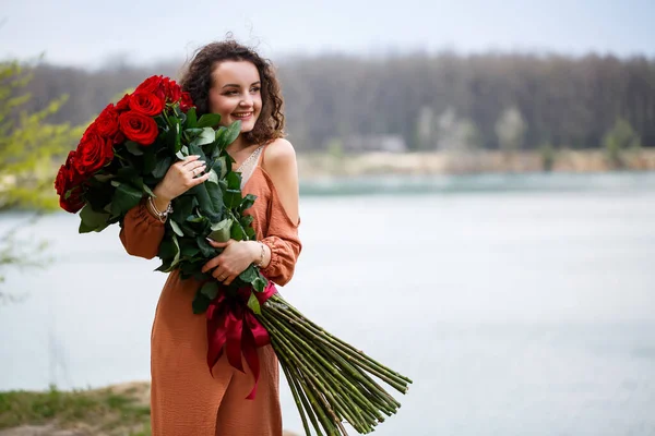 Une Belle Fille Apparence Européenne Avec Des Cheveux Bouclés Sourire — Photo