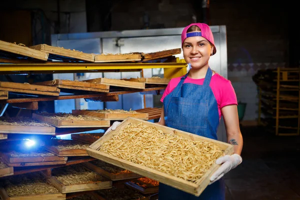 Haz Los Fideos Fábrica Pasta Producción Espaguetis Pastas Crudas Trabajador — Foto de Stock