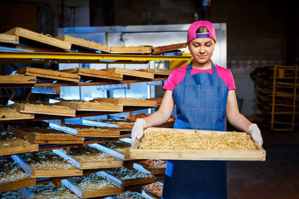Chica Trabaja Producción Espaguetis Haciendo Fideos Fábrica Pasta Producción Escénica — Foto de Stock