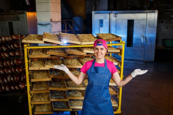 Trabajador Con Una Caja Pasta Chica Trabaja Producción Espaguetis Haciendo — Foto de Stock