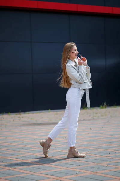 Stilvolle Junge Frau Mit Langen Blonden Haaren Von Europäischem Aussehen — Stockfoto