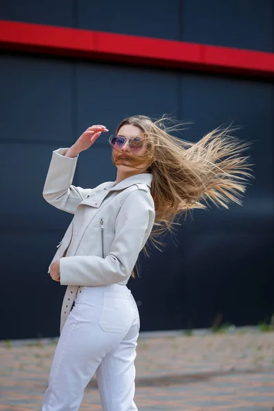 Porträt Eines Stilvollen Langhaarigen Mädchens Weißer Bluse Und Heller Jeans — Stockfoto