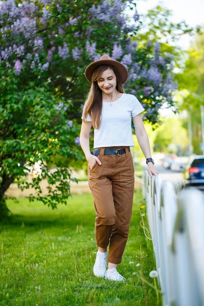 Retrato Mujer Atractiva Elegante Sombrero Con Pelo Largo Rubio Parque — Foto de Stock