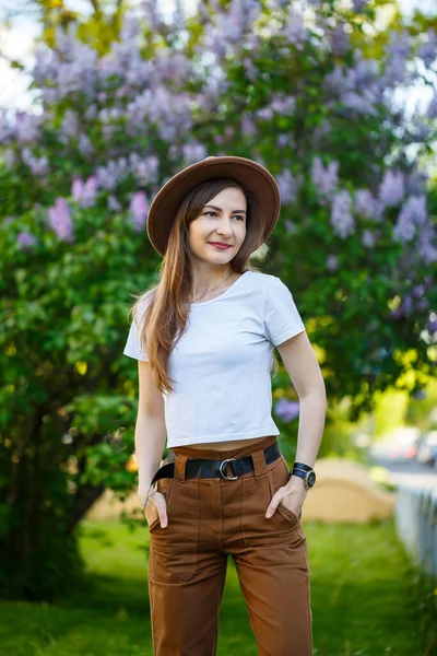 Porträt Einer Attraktiven Stylischen Frau Mit Hut Und Langen Blonden — Stockfoto