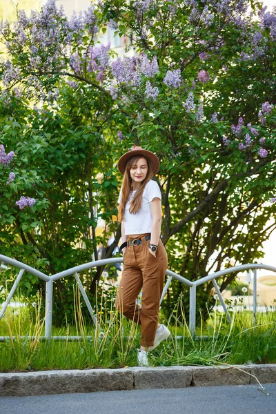 Beautiful Girl Brown Hat White Shirt Walking Road Warm Sunny — Stock Photo, Image
