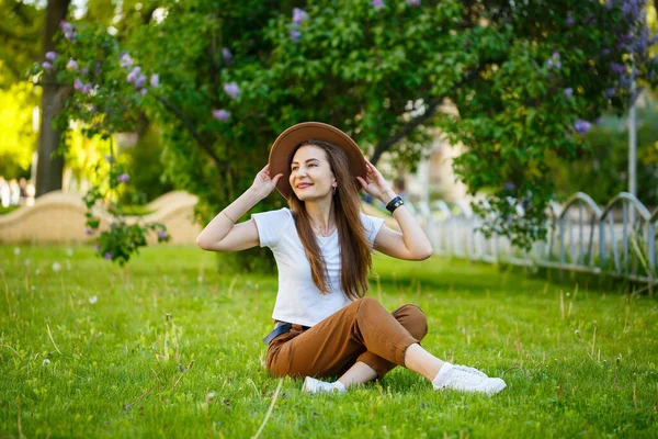 Ung Glad Kvinde Med Hat Sidder Grøn Græsplæne Park Pige - Stock-foto