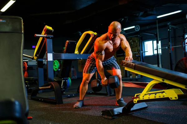 Vücut Geliştirme Egzersizinin Bir Parçası Olarak Kaslı Üstsüz Bir Adam — Stok fotoğraf
