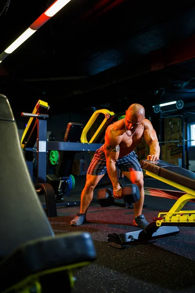 Vücut Geliştirme Egzersizinin Bir Parçası Olarak Kaslı Üstsüz Bir Adam — Stok fotoğraf