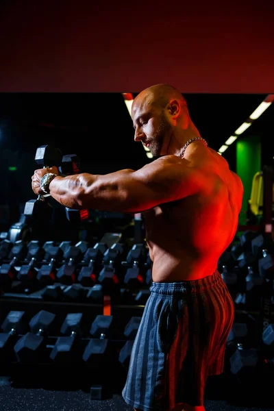 Forte Adulto Forma Muscular Treinador Masculino Posa Para Uma Sessão — Fotografia de Stock