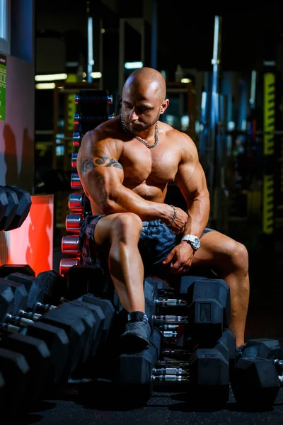 Forte Adulto Forma Muscular Treinador Masculino Posando Para Uma Sessão — Fotografia de Stock