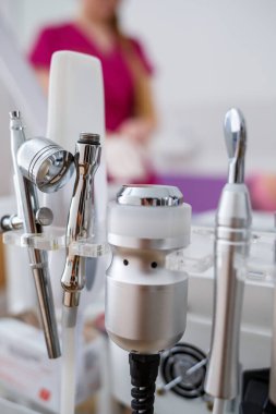 Kozmetik yüz temizleme için bir takım aletler. Güzellik uzmanları için aletler