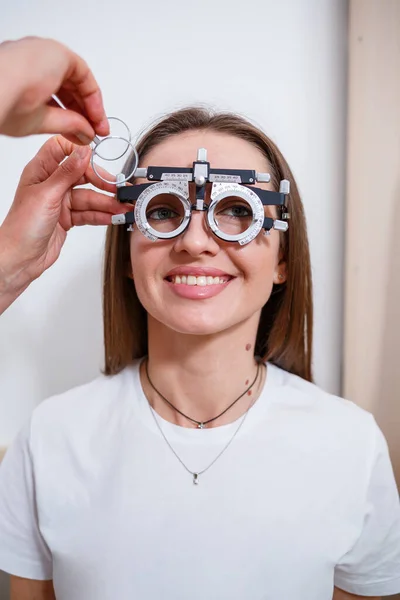 Ung Vacker Kvinna Vid Ögonläkaren Utnämning Kontrollerar Hennes Syn Läkare — Stockfoto