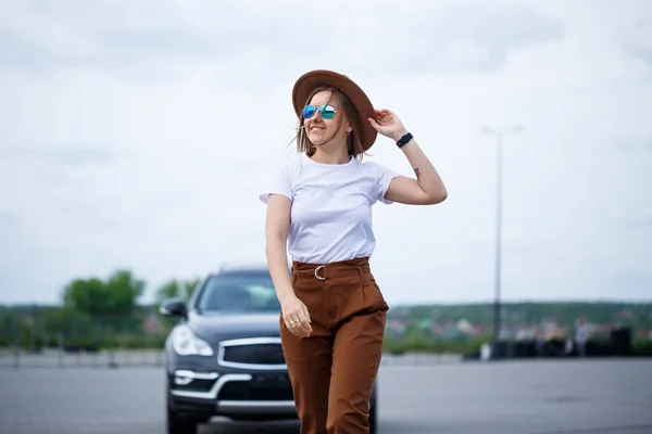 Una Hermosa Chica Aspecto Europeo Gafas Sombrero Marrón Encuentra Cerca — Foto de Stock