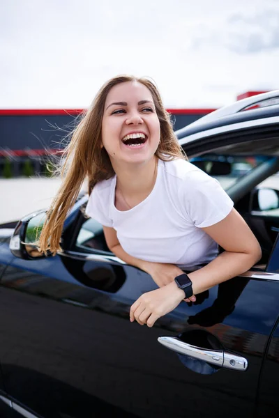 Young Beautiful Woman Long Hair Sits Black Car Parking Lot — Stock Photo, Image