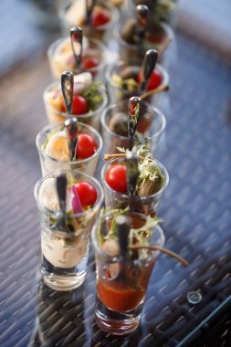 Çeşitli atıştırmalıklar ve sandviçlerle dolu bir ziyafette konuklar için büfe masası.