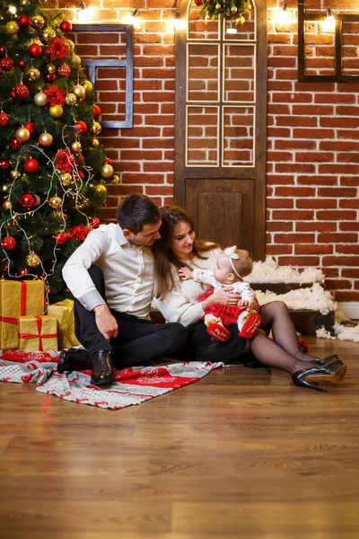 Una Familia Feliz Con Niño Pequeño Está Cerca Árbol Navidad —  Fotos de Stock