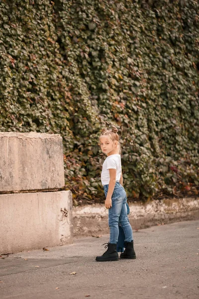 청바지를 티셔츠를 금발의 아이가 거리를 소녀작은 아름다운 — 스톡 사진