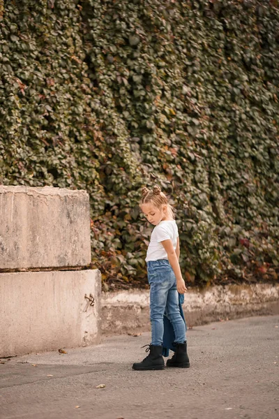 Menina Loira Elegante Jeans Uma Camiseta Branca Caminha Pela Rua — Fotografia de Stock