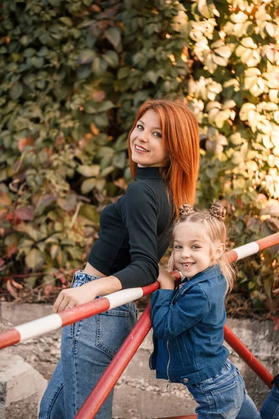 Stijlvolle Roodharige Moeder Haar Dochter Praten Hartelijk Gelukkig Kind Haar — Stockfoto