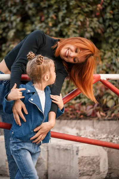 Κομψή Κοκκινομάλλα Μητέρα Και Κόρη Της Μιλούν Θερμά Ευτυχισμένο Παιδί — Φωτογραφία Αρχείου