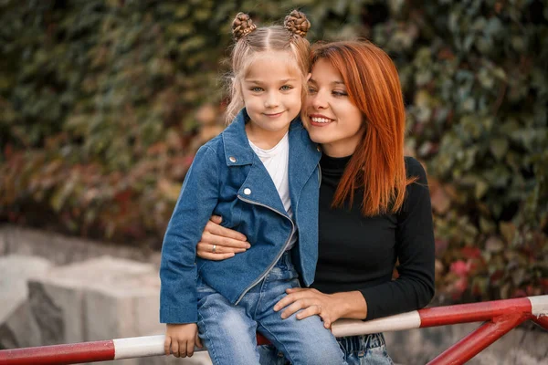 Stylová Zrzavá Matka Její Dcera Vřele Povídají Šťastné Dítě Její — Stock fotografie