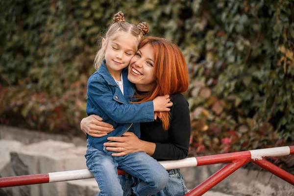Stylová Zrzavá Matka Její Dcera Vřele Povídají Šťastné Dítě Její — Stock fotografie