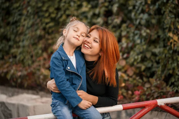 Stylová Zrzavá Matka Její Dcera Vřele Povídají Šťastné Dítě Její — Stock fotografie