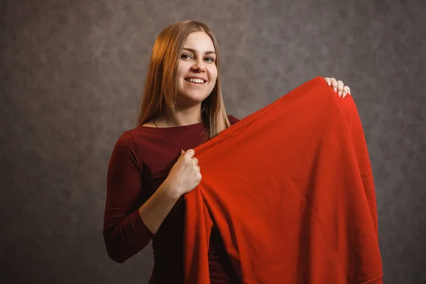 Vacker Flicka Försöker Röd Tröja — Stockfoto