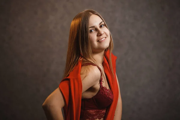 Chica Prueba Suéter Rojo Sobre Fondo Gris —  Fotos de Stock