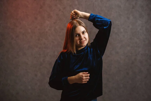 Chica Suéter Azul Sobre Fondo Gris Tener Pelo Hermoso Ella —  Fotos de Stock