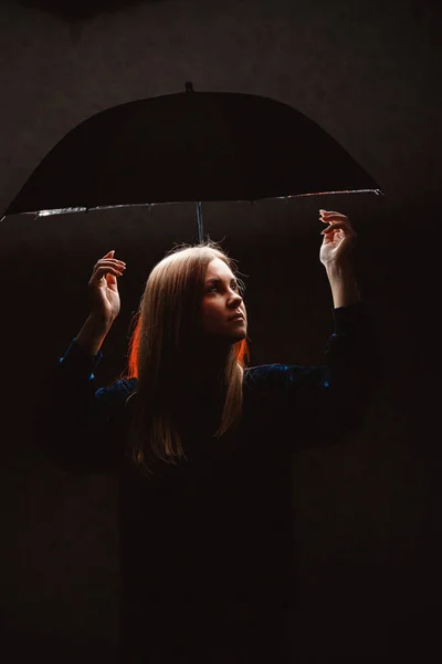 Silhuetas Menina Sob Guarda Chuva Luz Escura — Fotografia de Stock