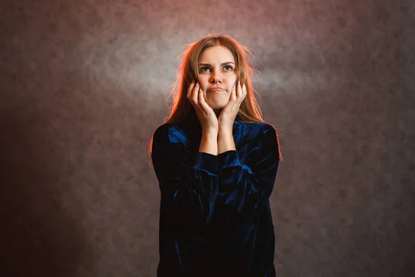 Chica Con Pelo Rubio Posando Emocionalmente Sobre Fondo Gris Cabello — Foto de Stock