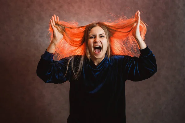 Chica Con Pelo Rubio Posando Emocionalmente Sobre Fondo Gris Cabello — Foto de Stock