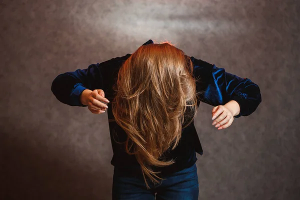 Menina Uma Camisola Azul Fundo Cinza Tenha Cabelo Bonito Ela — Fotografia de Stock