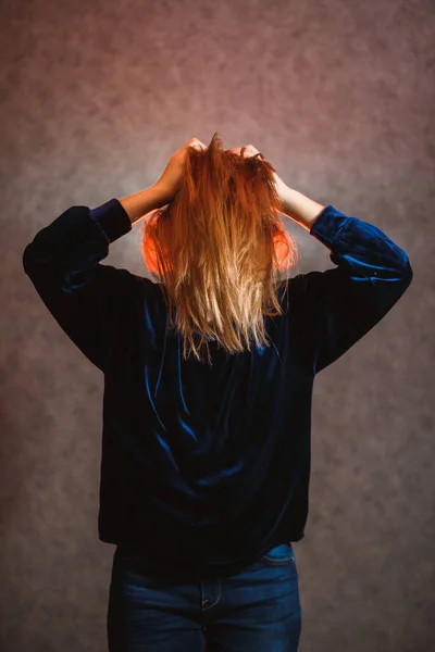 Chica Con Pelo Rubio Posando Emocionalmente Sobre Fondo Gris Cabello — Foto de Stock