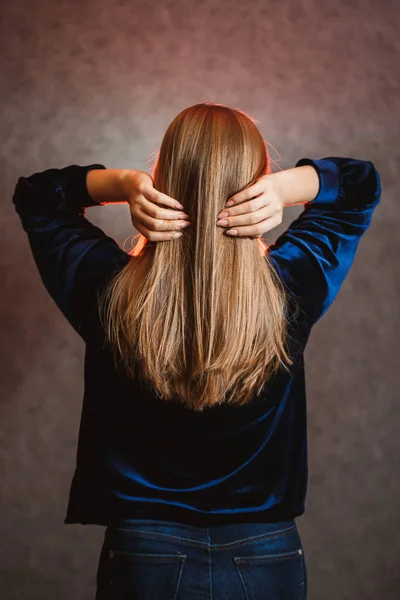 Chica Suéter Azul Sobre Fondo Gris Tener Pelo Hermoso Ella — Foto de Stock